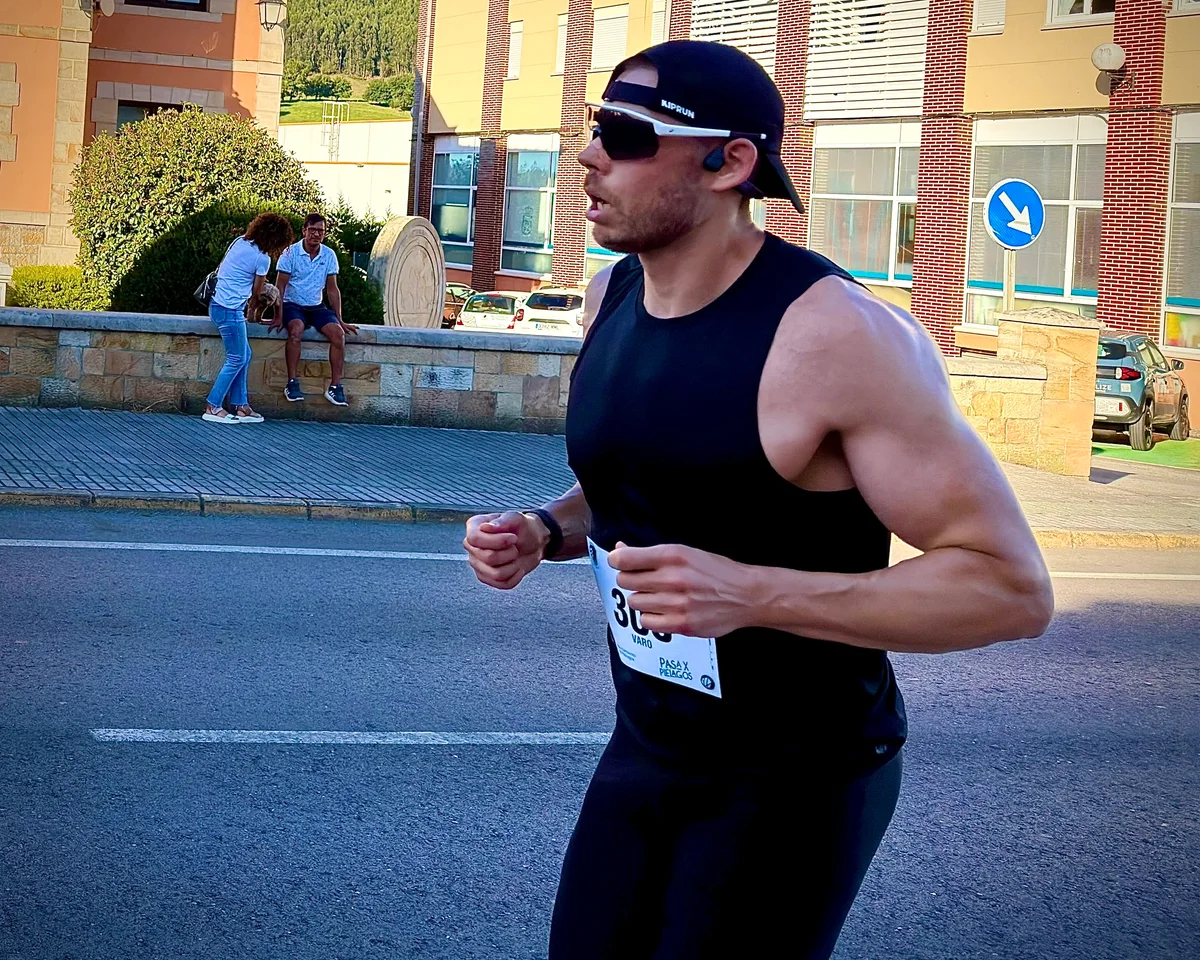 Atleta entrenando la resistencia durante una carrera
